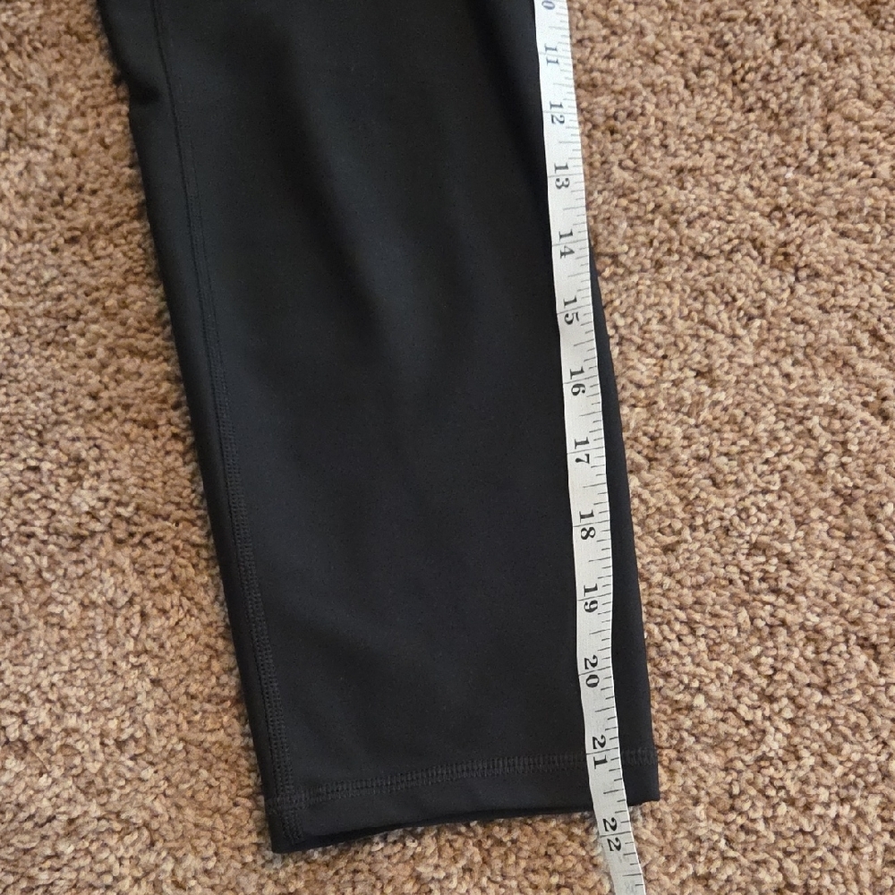 High-Rise Black Capri Leggings with Side Pockets - Picture 5 of 7